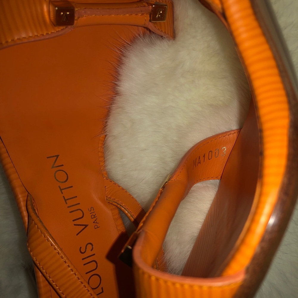 Authentic LouisVuitton orange pumps - Picture 5 of 6